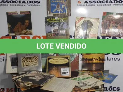 LOTE 004 - 01 LOTE COM VÁRIOS DISCOS DE VINIL.  (NO ESTADO) ATENÇÃO! FAZER A VISITAÇÃO ANTES DE ARREMATAR, NÃO SABEMOS SE FUNCIONA. LEILÃO NÃO TEM GARANTIA E NEM DEVOLUÇÃO, SUJEITO A POSSÍVEIS AVARIAS VISÍVEIS/OCULTAS E/OU AUSÊNCIA DE COMPONENTES.
