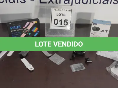 LOTE 015 - 01 FONE DE OUVIDO BLUETOOTH E 01 RELÓGIO SMART WATCH.  (NO ESTADO) ATENÇÃO! FAZER A VISITAÇÃO ANTES DE ARREMATAR, NÃO SABEMOS SE FUNCIONA. LEILÃO NÃO TEM GARANTIA E NEM DEVOLUÇÃO, SUJEITO A POSSÍVEIS AVARIAS VISÍVEIS/OCULTAS E/OU AUSÊNCIA DE COMPONENTES.