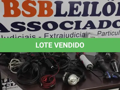 LOTE 054 - 01 ESCOVA ELÉTRICA, 01 SECADOR DE CABELO E DIVERSOS HEADPHONES. (NO ESTADO) ATENÇÃO! FAZER A VISITAÇÃO ANTES DE ARREMATAR, NÃO SABEMOS SE FUNCIONA. LEILÃO NÃO TEM GARANTIA E NEM DEVOLUÇÃO, SUJEITO A POSSÍVEIS AVARIAS VISÍVEIS/OCULTAS E/OU AUSÊNCIA DE COMPONENTES.