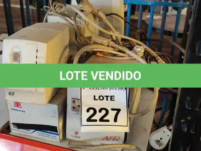 LOTE 227 - 05 TRANSFORMADORES, 01 CAIXA DE SOM E 01 ESTABILIZADOR. (NO ESTADO) ATENÇÃO! FAZER A VISITAÇÃO ANTES DE ARREMATAR, NÃO SABEMOS SE FUNCIONA. LEILÃO NÃO TEM GARANTIA E NEM DEVOLUÇÃO, SUJEITO A POSSÍVEIS AVARIAS VISÍVEIS/OCULTAS E/OU AUSÊNCIA DE COMPONENTES.