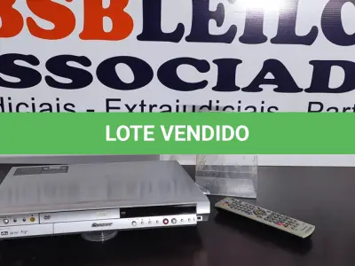 LOTE 051 - 01 APARELHO DE DVD PIONEER COM CONTROLE REMOTO 110V. (NO ESTADO) ATENÇÃO! FAZER A VISITAÇÃO ANTES DE ARREMATAR, NÃO SABEMOS SE FUNCIONA. LEILÃO NÃO TEM GARANTIA E NEM DEVOLUÇÃO, SUJEITO A POSSÍVEIS AVARIAS VISÍVEIS/OCULTAS E/OU AUSÊNCIA DE COMPONENTES.