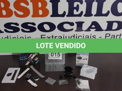 LOTE 015 - 01 FONE DE OUVIDO BLUETOOTH E 01 RELÓGIO SMART WATCH.  (NO ESTADO) ATENÇÃO! FAZER A VISITAÇÃO ANTES DE ARREMATAR, NÃO SABEMOS SE FUNCIONA. LEILÃO NÃO TEM GARANTIA E NEM DEVOLUÇÃO, SUJEITO A POSSÍVEIS AVARIAS VISÍVEIS/OCULTAS E/OU AUSÊNCIA DE COMPONENTES.
