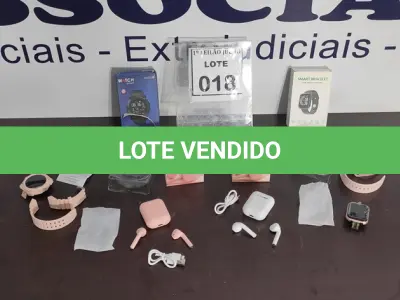 LOTE 018 - 02 FONES DE OUVIDO BLUETOOTH E 02 RELÓGIOS SMART WATCH.  (NO ESTADO) ATENÇÃO! FAZER A VISITAÇÃO ANTES DE ARREMATAR, NÃO SABEMOS SE FUNCIONA. LEILÃO NÃO TEM GARANTIA E NEM DEVOLUÇÃO, SUJEITO A POSSÍVEIS AVARIAS VISÍVEIS/OCULTAS E/OU AUSÊNCIA DE COMPONENTES.