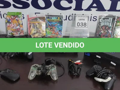 LOTE 038 - 02 PLAYSTATIONS, 2 COM CONTROLES, CABOS E JOGOS. (NO ESTADO) ATENÇÃO! FAZER A VISITAÇÃO ANTES DE ARREMATAR, NÃO SABEMOS SE FUNCIONA. LEILÃO NÃO TEM GARANTIA E NEM DEVOLUÇÃO, SUJEITO A POSSÍVEIS AVARIAS VISÍVEIS/OCULTAS E/OU AUSÊNCIA DE COMPONENTES.