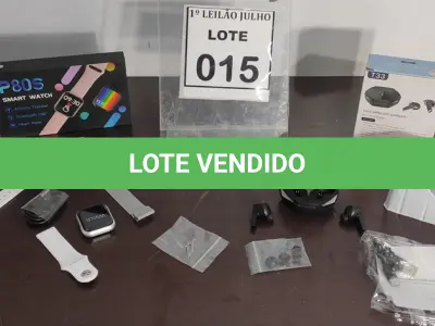LOTE 015 - 01 FONE DE OUVIDO BLUETOOTH E 01 RELÓGIO SMART WATCH.  (NO ESTADO) ATENÇÃO! FAZER A VISITAÇÃO ANTES DE ARREMATAR, NÃO SABEMOS SE FUNCIONA. LEILÃO NÃO TEM GARANTIA E NEM DEVOLUÇÃO, SUJEITO A POSSÍVEIS AVARIAS VISÍVEIS/OCULTAS E/OU AUSÊNCIA DE COMPONENTES.