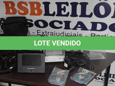 LOTE 040 - 02 DVDS PORTÁTEIS COM 02 TELAS E ACESSÓRIOS. (NO ESTADO) ATENÇÃO! FAZER A VISITAÇÃO ANTES DE ARREMATAR, NÃO SABEMOS SE FUNCIONA. LEILÃO NÃO TEM GARANTIA E NEM DEVOLUÇÃO, SUJEITO A POSSÍVEIS AVARIAS VISÍVEIS/OCULTAS E/OU AUSÊNCIA DE COMPONENTES.