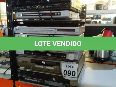 LOTE 090 - 03 VÍDEOS CASSETES E 05 APARELHOS DE DVD DE MARCAS E MODELOS DIVERSOS. (NO ESTADO) ATENÇÃO! FAZER A VISITAÇÃO ANTES DE ARREMATAR, NÃO SABEMOS SE FUNCIONA. LEILÃO NÃO TEM GARANTIA E NEM DEVOLUÇÃO, SUJEITO A POSSÍVEIS AVARIAS VISÍVEIS/OCULTAS E/OU AUSÊNCIA DE COMPONENTES.