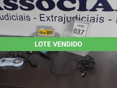 LOTE 037 - 01 SUPER NINTENDO COM 02 CONTROLES, CABOS E 01 CARTUCHO. (NO ESTADO) ATENÇÃO! FAZER A VISITAÇÃO ANTES DE ARREMATAR, NÃO SABEMOS SE FUNCIONA. LEILÃO NÃO TEM GARANTIA E NEM DEVOLUÇÃO, SUJEITO A POSSÍVEIS AVARIAS VISÍVEIS/OCULTAS E/OU AUSÊNCIA DE COMPONENTES.