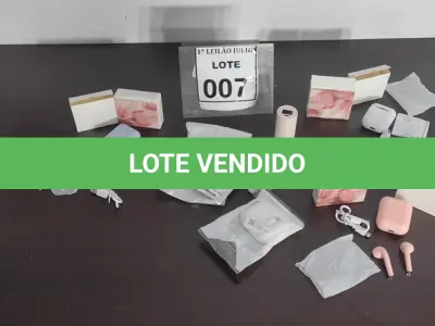 LOTE 007 - 04 FONES DE OUVIDO BLUETOOTH E 01 CAPINHA PRA FONE.  (NO ESTADO) ATENÇÃO! FAZER A VISITAÇÃO ANTES DE ARREMATAR, NÃO SABEMOS SE FUNCIONA. LEILÃO NÃO TEM GARANTIA E NEM DEVOLUÇÃO, SUJEITO A POSSÍVEIS AVARIAS VISÍVEIS/OCULTAS E/OU AUSÊNCIA DE COMPONENTES.