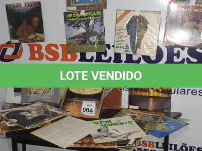LOTE 004 - 01 LOTE COM VÁRIOS DISCOS DE VINIL.  (NO ESTADO) ATENÇÃO! FAZER A VISITAÇÃO ANTES DE ARREMATAR, NÃO SABEMOS SE FUNCIONA. LEILÃO NÃO TEM GARANTIA E NEM DEVOLUÇÃO, SUJEITO A POSSÍVEIS AVARIAS VISÍVEIS/OCULTAS E/OU AUSÊNCIA DE COMPONENTES.
