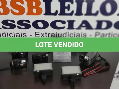LOTE 077 - 03 CÂMERAS FOTOGRÁFICAS DE MARCAS E MODELOS DIVERSOS, 01 FILMADORA VHS E 02 FLASHES.  (NO ESTADO) ATENÇÃO! FAZER A VISITAÇÃO ANTES DE ARREMATAR, NÃO SABEMOS SE FUNCIONA. LEILÃO NÃO TEM GARANTIA E NEM DEVOLUÇÃO, SUJEITO A POSSÍVEIS AVARIAS VISÍVEIS/OCULTAS E/OU AUSÊNCIA DE COMPONENTES.