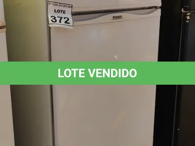 LOTE 372 - 01 GELADEIRA MARCA DAKO 220V COM AVARIAS. (NO ESTADO) ATENÇÃO! FAZER A VISITAÇÃO ANTES DE ARREMATAR, NÃO SABEMOS SE FUNCIONA. LEILÃO NÃO TEM GARANTIA E NEM DEVOLUÇÃO, SUJEITO A POSSÍVEIS AVARIAS VISÍVEIS/OCULTAS E/OU AUSÊNCIA DE COMPONENTES.