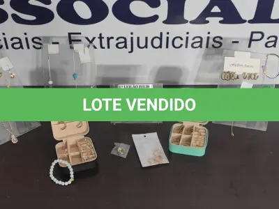 LOTE 013 - 01 LOTE COM DIVERSAS BIJUTERIAS. (NO ESTADO) ATENÇÃO! FAZER A VISITAÇÃO ANTES DE ARREMATAR, NÃO SABEMOS SE FUNCIONA. LEILÃO NÃO TEM GARANTIA E NEM DEVOLUÇÃO, SUJEITO A POSSÍVEIS AVARIAS VISÍVEIS/OCULTAS E/OU AUSÊNCIA DE COMPONENTES.
