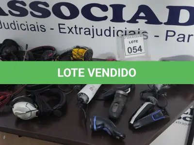 LOTE 054 - 01 ESCOVA ELÉTRICA, 01 SECADOR DE CABELO E DIVERSOS HEADPHONES. (NO ESTADO) ATENÇÃO! FAZER A VISITAÇÃO ANTES DE ARREMATAR, NÃO SABEMOS SE FUNCIONA. LEILÃO NÃO TEM GARANTIA E NEM DEVOLUÇÃO, SUJEITO A POSSÍVEIS AVARIAS VISÍVEIS/OCULTAS E/OU AUSÊNCIA DE COMPONENTES.