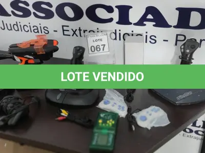 LOTE 067 - 02 JOYSTICKS, 04 CONTROLES DE VIDEOGAME, 01 TOP GAME, 01 LANÇADOR DE AVIÃO DE PAPEL E 01 GANCHO DECORATIVO.  (NO ESTADO) ATENÇÃO! FAZER A VISITAÇÃO ANTES DE ARREMATAR, NÃO SABEMOS SE FUNCIONA. LEILÃO NÃO TEM GARANTIA E NEM DEVOLUÇÃO, SUJEITO A POSSÍVEIS AVARIAS VISÍVEIS/OCULTAS E/OU AUSÊNCIA DE COMPONENTES.