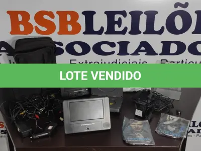LOTE 040 - 02 DVDS PORTÁTEIS COM 02 TELAS E ACESSÓRIOS. (NO ESTADO) ATENÇÃO! FAZER A VISITAÇÃO ANTES DE ARREMATAR, NÃO SABEMOS SE FUNCIONA. LEILÃO NÃO TEM GARANTIA E NEM DEVOLUÇÃO, SUJEITO A POSSÍVEIS AVARIAS VISÍVEIS/OCULTAS E/OU AUSÊNCIA DE COMPONENTES.