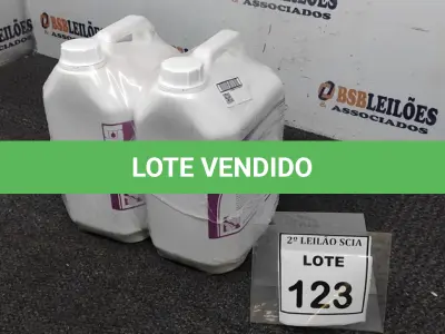 LOTE 123 - 02 REMOVEDORES DE CERA E ACABAMENTOS COM 5L CADA. (NO ESTADO) ATENÇÃO! FAZER A VISITAÇÃO ANTES DE ARREMATAR, NÃO SABEMOS SE FUNCIONA. LEILÃO NÃO TEM GARANTIA E NEM DEVOLUÇÃO, SUJEITO A POSSÍVEIS AVARIAS VISÍVEIS/OCULTAS E/OU AUSÊNCIA DE COMPONENTES.
