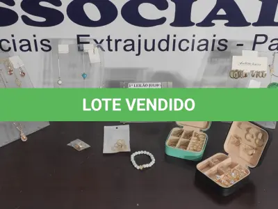 LOTE 013 - 01 LOTE COM DIVERSAS BIJUTERIAS. (NO ESTADO) ATENÇÃO! FAZER A VISITAÇÃO ANTES DE ARREMATAR, NÃO SABEMOS SE FUNCIONA. LEILÃO NÃO TEM GARANTIA E NEM DEVOLUÇÃO, SUJEITO A POSSÍVEIS AVARIAS VISÍVEIS/OCULTAS E/OU AUSÊNCIA DE COMPONENTES.