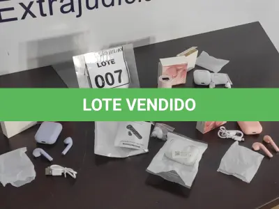 LOTE 007 - 04 FONES DE OUVIDO BLUETOOTH E 01 CAPINHA PRA FONE.  (NO ESTADO) ATENÇÃO! FAZER A VISITAÇÃO ANTES DE ARREMATAR, NÃO SABEMOS SE FUNCIONA. LEILÃO NÃO TEM GARANTIA E NEM DEVOLUÇÃO, SUJEITO A POSSÍVEIS AVARIAS VISÍVEIS/OCULTAS E/OU AUSÊNCIA DE COMPONENTES.
