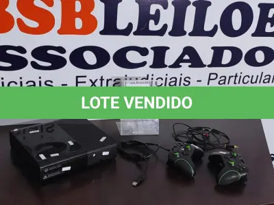 LOTE 036 - 01 XBOX COM 02 CONTROLES. (NO ESTADO) ATENÇÃO! FAZER A VISITAÇÃO ANTES DE ARREMATAR, NÃO SABEMOS SE FUNCIONA. LEILÃO NÃO TEM GARANTIA E NEM DEVOLUÇÃO, SUJEITO A POSSÍVEIS AVARIAS VISÍVEIS/OCULTAS E/OU AUSÊNCIA DE COMPONENTES.