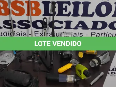 LOTE 056 - 01 LOTE COM DIVERSAS LANTERNAS, PAU DE SELFIE, BOMBA DE AR E BALANÇA DIGITAL. (NO ESTADO) ATENÇÃO! FAZER A VISITAÇÃO ANTES DE ARREMATAR, NÃO SABEMOS SE FUNCIONA. LEILÃO NÃO TEM GARANTIA E NEM DEVOLUÇÃO, SUJEITO A POSSÍVEIS AVARIAS VISÍVEIS/OCULTAS E/OU AUSÊNCIA DE COMPONENTES.