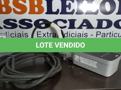 LOTE 131 - 01 CARREGADOR PARA VEÍCULOS ELÉTRICOS DA MARCA VOLVO. (NO ESTADO) ATENÇÃO! FAZER A VISITAÇÃO ANTES DE ARREMATAR, NÃO SABEMOS SE FUNCIONA. LEILÃO NÃO TEM GARANTIA E NEM DEVOLUÇÃO, SUJEITO A POSSÍVEIS AVARIAS VISÍVEIS/OCULTAS E/OU AUSÊNCIA DE COMPONENTES.