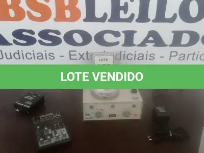 LOTE 133 - 01 AGITADOR MAGNÉTICO E 01 MESA DE SOM DE 4 CANAIS. (NO ESTADO) ATENÇÃO! FAZER A VISITAÇÃO ANTES DE ARREMATAR, NÃO SABEMOS SE FUNCIONA. LEILÃO NÃO TEM GARANTIA E NEM DEVOLUÇÃO, SUJEITO A POSSÍVEIS AVARIAS VISÍVEIS/OCULTAS E/OU AUSÊNCIA DE COMPONENTES.