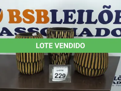 LOTE 229 - 03 VASOS DE MADEIRA ENTALHADA DECORATIVO DE TAMANHOS E FORMATOS VARIADOS. (NO ESTADO) ATENÇÃO! FAZER A VISITAÇÃO ANTES DE ARREMATAR, NÃO SABEMOS SE FUNCIONA. LEILÃO NÃO TEM GARANTIA E NEM DEVOLUÇÃO, SUJEITO A POSSÍVEIS AVARIAS VISÍVEIS/OCULTAS E/OU AUSÊNCIA DE COMPONENTES.