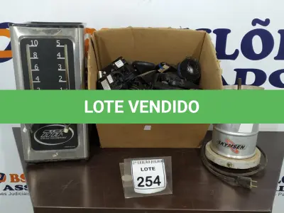 LOTE 254 - 01 MOTOR DE LIQUIDIFICADOR INDUSTRIAL, 01 CAFETEIRA INDUSTRIAL E PERIFÉRICOS DIVERSOS. (NO ESTADO) ATENÇÃO! FAZER A VISITAÇÃO ANTES DE ARREMATAR, NÃO SABEMOS SE FUNCIONA. LEILÃO NÃO TEM GARANTIA E NEM DEVOLUÇÃO, SUJEITO A POSSÍVEIS AVARIAS VISÍVEIS/OCULTAS E/OU AUSÊNCIA DE COMPONENTES.
