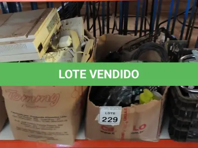 LOTE 229 - 01 LOTE COM GRANDE QUANTIDADE DE APARELHOS DE TELEFONE, BASE DE LUMINÁRIA E PERIFÉRICOS DIVERSOS. (NO ESTADO) ATENÇÃO! FAZER A VISITAÇÃO ANTES DE ARREMATAR, NÃO SABEMOS SE FUNCIONA. LEILÃO NÃO TEM GARANTIA E NEM DEVOLUÇÃO, SUJEITO A POSSÍVEIS AVARIAS VISÍVEIS/OCULTAS E/OU AUSÊNCIA DE COMPONENTES.