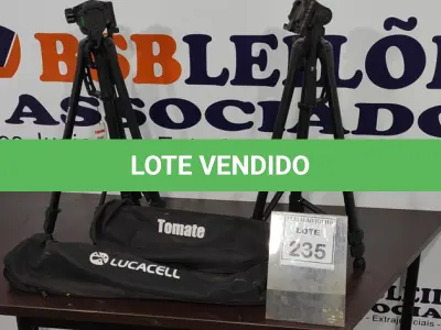 LOTE 235 - 02 TRIPÉS PARA CÂMERA FOTOGRÁFICA MARCA TOMATE. (NO ESTADO) ATENÇÃO! FAZER A VISITAÇÃO ANTES DE ARREMATAR, NÃO SABEMOS SE FUNCIONA. LEILÃO NÃO TEM GARANTIA E NEM DEVOLUÇÃO, SUJEITO A POSSÍVEIS AVARIAS VISÍVEIS/OCULTAS E/OU AUSÊNCIA DE COMPONENTES.