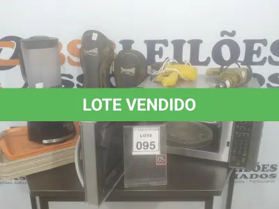 LOTE 095 - 01 MICRO-ONDAS MARCA ELECTROLUX, 01 LIQUIDIFICADOR, 01 SOPRADOR TÉRMICO, 01 FURADEIRA, 01 PAR DE CANELEIRA E VÁRIAS BANDEJAS. (NO ESTADO) ATENÇÃO! FAZER A VISITAÇÃO ANTES DE ARREMATAR, NÃO SABEMOS SE FUNCIONA. LEILÃO NÃO TEM GARANTIA E NEM DEVOLUÇÃO, SUJEITO A POSSÍVEIS AVARIAS VISÍVEIS/OCULTAS E/OU AUSÊNCIA DE COMPONENTES.
