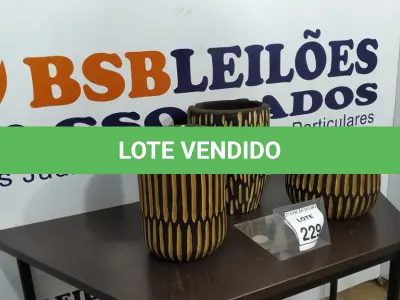 LOTE 229 - 03 VASOS DE MADEIRA ENTALHADA DECORATIVO DE TAMANHOS E FORMATOS VARIADOS. (NO ESTADO) ATENÇÃO! FAZER A VISITAÇÃO ANTES DE ARREMATAR, NÃO SABEMOS SE FUNCIONA. LEILÃO NÃO TEM GARANTIA E NEM DEVOLUÇÃO, SUJEITO A POSSÍVEIS AVARIAS VISÍVEIS/OCULTAS E/OU AUSÊNCIA DE COMPONENTES.