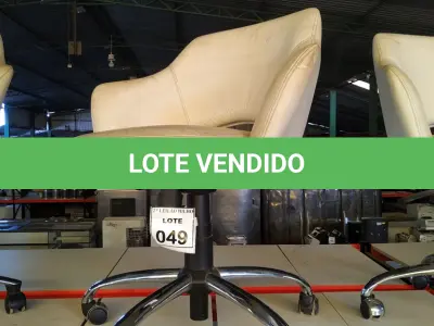 LOTE 049 - 01 POLTRONA GIRATÓRIA COM RODINHAS BASE CROMADA NA COR BRANCA. (NO ESTADO) ATENÇÃO! FAZER A VISITAÇÃO ANTES DE ARREMATAR, NÃO SABEMOS SE FUNCIONA, LEILÃO NÃO TEM GARANTIA E NEM DEVOLUÇÃO, SUJEITO A POSSÍVEIS AVARIAS VISÍVEIS/OCULTAS E/OU AUSÊNCIA DE COMPONENTES.