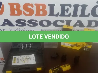 LOTE 142 - 01 CHAVE CATRACA 3/8 COM 02 BATERIAS, MALETA E ACESSÓRIOS. (NO ESTADO) ATENÇÃO! FAZER A VISITAÇÃO ANTES DE ARREMATAR, NÃO SABEMOS SE FUNCIONA. LEILÃO NÃO TEM GARANTIA E NEM DEVOLUÇÃO, SUJEITO A POSSÍVEIS AVARIAS VISÍVEIS/OCULTAS E/OU AUSÊNCIA DE COMPONENTES.