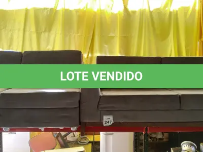 LOTE 247 - 01 SOFÁ 03 LUGARES E 02 POLTRONAS NA COR CINZA CLARO CAMURÇA. (NO ESTADO) ATENÇÃO! FAZER A VISITAÇÃO ANTES DE ARREMATAR, NÃO SABEMOS SE FUNCIONA. LEILÃO NÃO TEM GARANTIA E NEM DEVOLUÇÃO, SUJEITO A POSSÍVEIS AVARIAS VISÍVEIS/OCULTAS E/OU AUSÊNCIA DE COMPONENTES.