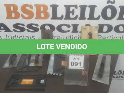 LOTE 091 - 05 DESEMPENADEIRAS DENTADAS EM INOX, 04 DESEMPENADEIRAS ESTRIADAS EM PLÁSTICO, 02 DESEMPENADEIRAS LISA EM AÇO E 01 DESEMPENADEIRA DE MADEIRA. (NO ESTADO) ATENÇÃO! FAZER A VISITAÇÃO ANTES DE ARREMATAR, NÃO SABEMOS SE FUNCIONA. LEILÃO NÃO TEM GARANTIA E NEM DEVOLUÇÃO, SUJEITO A POSSÍVEIS AVARIAS VISÍVEIS/OCULTAS E/OU AUSÊNCIA DE COMPONENTES.