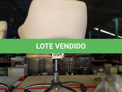 LOTE 054 - 01 POLTRONA GIRATÓRIA COM RODINHAS BASE CROMADA NA COR BRANCA. (NO ESTADO) ATENÇÃO! FAZER A VISITAÇÃO ANTES DE ARREMATAR, NÃO SABEMOS SE FUNCIONA, LEILÃO NÃO TEM GARANTIA E NEM DEVOLUÇÃO, SUJEITO A POSSÍVEIS AVARIAS VISÍVEIS/OCULTAS E/OU AUSÊNCIA DE COMPONENTES.