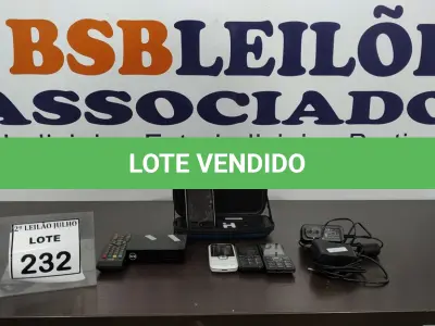 LOTE 232 - 01 APPLE IPOD, 01 CAIXA DE SOM PARA IPOD COM FONTE, 03 CELULARES E 01 CONVERSOR PARA TV DIGITAL. (NO ESTADO) ATENÇÃO! FAZER A VISITAÇÃO ANTES DE ARREMATAR, NÃO SABEMOS SE FUNCIONA. LEILÃO NÃO TEM GARANTIA E NEM DEVOLUÇÃO, SUJEITO A POSSÍVEIS AVARIAS VISÍVEIS/OCULTAS E/OU AUSÊNCIA DE COMPONENTES.