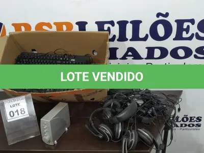 LOTE 018 - 01 LOTE COM GRANDE QUANTIDADE DE HEADPHONES E TECLADOS MARCAS E MODELOS DIVERSOS. (NO ESTADO) ATENÇÃO! FAZER A VISITAÇÃO ANTES DE ARREMATAR, NÃO SABEMOS SE FUNCIONA. LEILÃO NÃO TEM GARANTIA E NEM DEVOLUÇÃO, SUJEITO A POSSÍVEIS AVARIAS VISÍVEIS/OCULTAS E/OU AUSÊNCIA DE COMPONENTES.