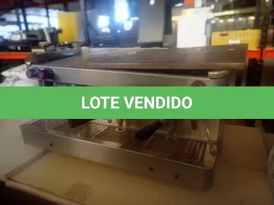 LOTE 097 - 01 MÁQUINA DE CAFÉ EXPRESSO. (NO ESTADO) ATENÇÃO! FAZER A VISITAÇÃO ANTES DE ARREMATAR, NÃO SABEMOS SE FUNCIONA. LEILÃO NÃO TEM GARANTIA E NEM DEVOLUÇÃO, SUJEITO A POSSÍVEIS AVARIAS VISÍVEIS/OCULTAS E/OU AUSÊNCIA DE COMPONENTES.