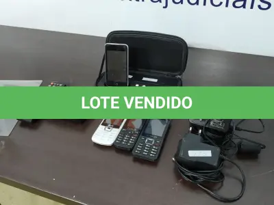 LOTE 232 - 01 APPLE IPOD, 01 CAIXA DE SOM PARA IPOD COM FONTE, 03 CELULARES E 01 CONVERSOR PARA TV DIGITAL. (NO ESTADO) ATENÇÃO! FAZER A VISITAÇÃO ANTES DE ARREMATAR, NÃO SABEMOS SE FUNCIONA. LEILÃO NÃO TEM GARANTIA E NEM DEVOLUÇÃO, SUJEITO A POSSÍVEIS AVARIAS VISÍVEIS/OCULTAS E/OU AUSÊNCIA DE COMPONENTES.
