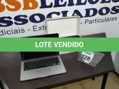 LOTE 228 - 01 MACBOOK PRO COM CARREGADOR. (NO ESTADO) ATENÇÃO! FAZER A VISITAÇÃO ANTES DE ARREMATAR, NÃO SABEMOS SE FUNCIONA. LEILÃO NÃO TEM GARANTIA E NEM DEVOLUÇÃO, SUJEITO A POSSÍVEIS AVARIAS VISÍVEIS/OCULTAS E/OU AUSÊNCIA DE COMPONENTES.