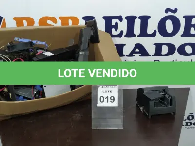 LOTE 019 - 01 LOTE COM DIVERSOS SUPORTES PARA MONITORES CABOS E PERIFÉRICOS DIVERSOS. (NO ESTADO) ATENÇÃO! FAZER A VISITAÇÃO ANTES DE ARREMATAR, NÃO SABEMOS SE FUNCIONA. LEILÃO NÃO TEM GARANTIA E NEM DEVOLUÇÃO, SUJEITO A POSSÍVEIS AVARIAS VISÍVEIS/OCULTAS E/OU AUSÊNCIA DE COMPONENTES.