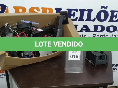 LOTE 019 - 01 LOTE COM DIVERSOS SUPORTES PARA MONITORES CABOS E PERIFÉRICOS DIVERSOS. (NO ESTADO) ATENÇÃO! FAZER A VISITAÇÃO ANTES DE ARREMATAR, NÃO SABEMOS SE FUNCIONA. LEILÃO NÃO TEM GARANTIA E NEM DEVOLUÇÃO, SUJEITO A POSSÍVEIS AVARIAS VISÍVEIS/OCULTAS E/OU AUSÊNCIA DE COMPONENTES.
