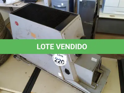 LOTE 220 - 01 PROJETOR DE MICROFILME ANTIGO ARCA LEITZ WETZLAR. (NO ESTADO) ATENÇÃO! FAZER A VISITAÇÃO ANTES DE ARREMATAR, NÃO SABEMOS SE FUNCIONA. LEILÃO NÃO TEM GARANTIA E NEM DEVOLUÇÃO, SUJEITO A POSSÍVEIS AVARIAS VISÍVEIS/OCULTAS E/OU AUSÊNCIA DE COMPONENTES.