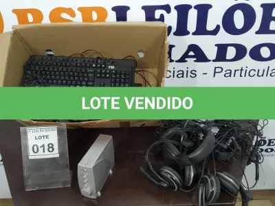 LOTE 018 - 01 LOTE COM GRANDE QUANTIDADE DE HEADPHONES E TECLADOS MARCAS E MODELOS DIVERSOS. (NO ESTADO) ATENÇÃO! FAZER A VISITAÇÃO ANTES DE ARREMATAR, NÃO SABEMOS SE FUNCIONA. LEILÃO NÃO TEM GARANTIA E NEM DEVOLUÇÃO, SUJEITO A POSSÍVEIS AVARIAS VISÍVEIS/OCULTAS E/OU AUSÊNCIA DE COMPONENTES.