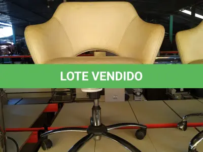LOTE 047 - 01 POLTRONA GIRATÓRIA COM RODINHAS BASE CROMADA NA COR BRANCA. (NO ESTADO) ATENÇÃO! FAZER A VISITAÇÃO ANTES DE ARREMATAR, NÃO SABEMOS SE FUNCIONA, LEILÃO NÃO TEM GARANTIA E NEM DEVOLUÇÃO, SUJEITO A POSSÍVEIS AVARIAS VISÍVEIS/OCULTAS E/OU AUSÊNCIA DE COMPONENTES.