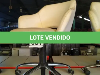 LOTE 051 - 01 POLTRONA GIRATÓRIA COM RODINHAS BASE CROMADA NA COR BRANCA. (NO ESTADO) ATENÇÃO! FAZER A VISITAÇÃO ANTES DE ARREMATAR, NÃO SABEMOS SE FUNCIONA, LEILÃO NÃO TEM GARANTIA E NEM DEVOLUÇÃO, SUJEITO A POSSÍVEIS AVARIAS VISÍVEIS/OCULTAS E/OU AUSÊNCIA DE COMPONENTES.