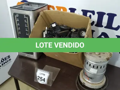 LOTE 254 - 01 MOTOR DE LIQUIDIFICADOR INDUSTRIAL, 01 CAFETEIRA INDUSTRIAL E PERIFÉRICOS DIVERSOS. (NO ESTADO) ATENÇÃO! FAZER A VISITAÇÃO ANTES DE ARREMATAR, NÃO SABEMOS SE FUNCIONA. LEILÃO NÃO TEM GARANTIA E NEM DEVOLUÇÃO, SUJEITO A POSSÍVEIS AVARIAS VISÍVEIS/OCULTAS E/OU AUSÊNCIA DE COMPONENTES.